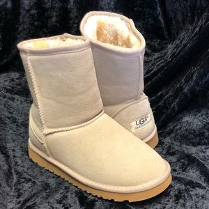 ⬇️110 Short classic chestnut UGG boots 6W, br. new